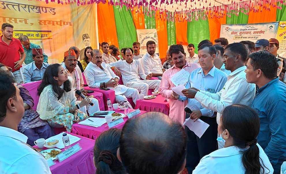  शिविर में समस्याओं के निस्तारण के लिए आवेदन देते ग्रामीण। संवाद