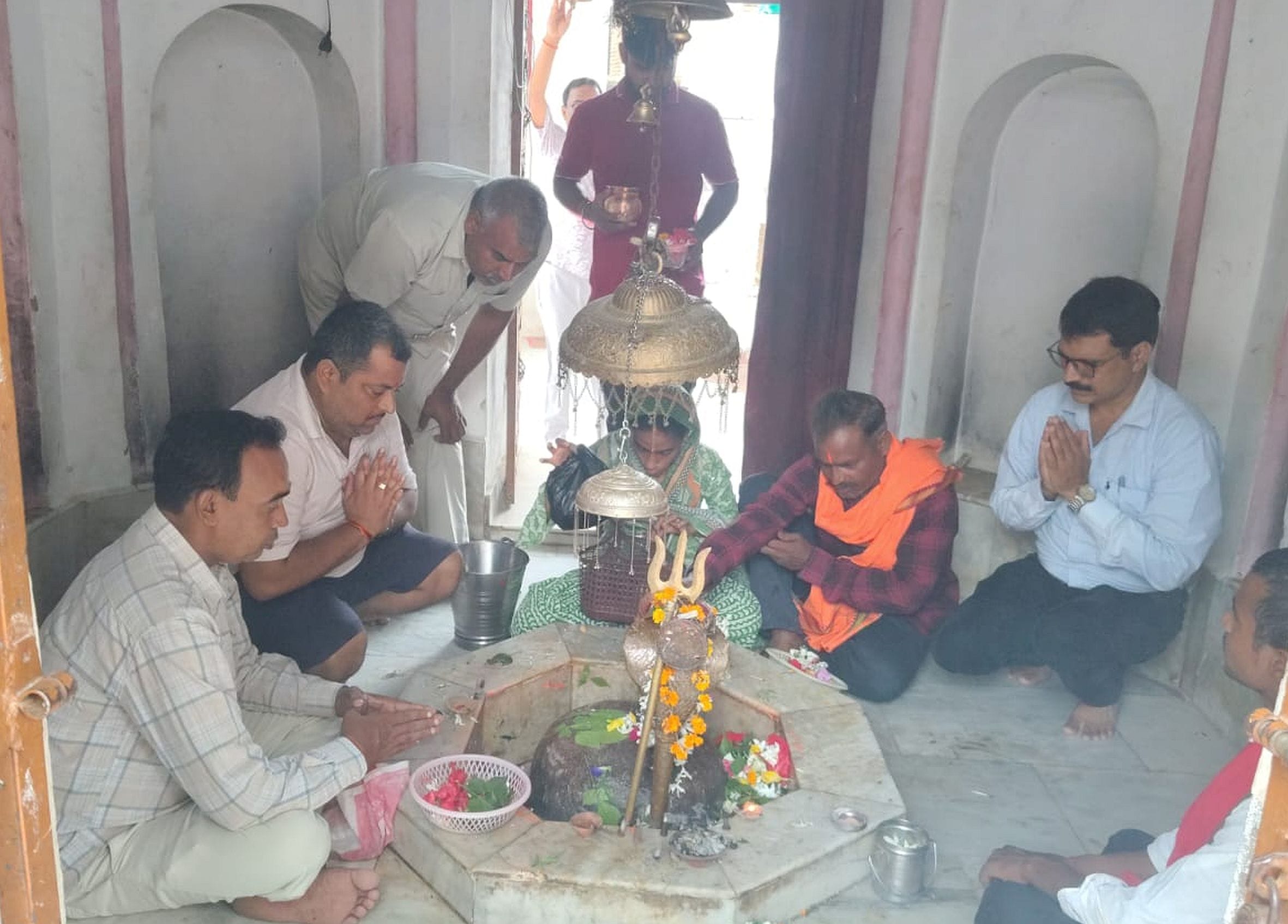 . ताला स्थित मुकुटनाथ धाम में जलाभिषेक करते श्रद्धालु। संवाद