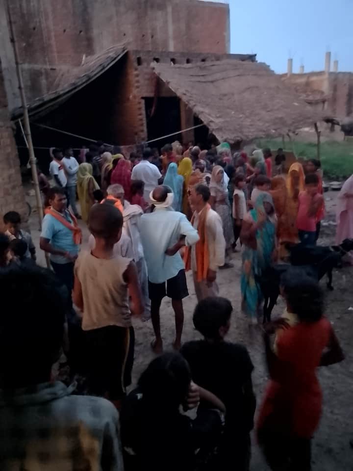 तरसौरा गांव में मासूम के डूबने के बाद घर के पास जमा ग्रामीण। संवाद
