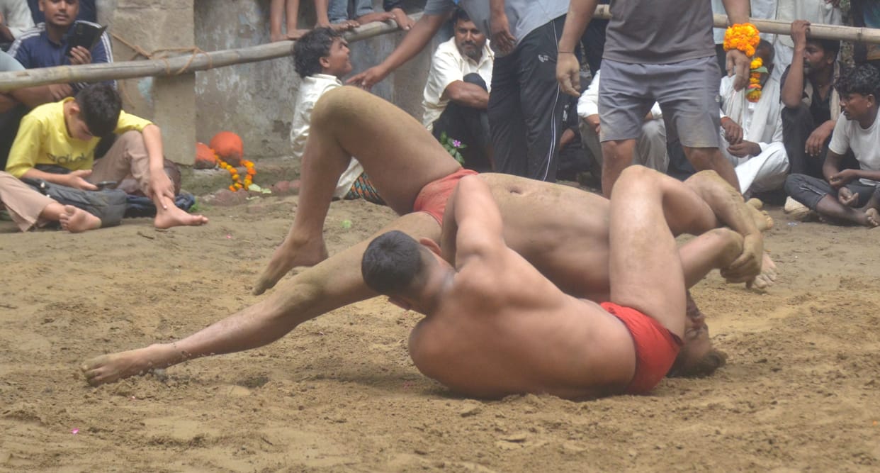 Wrestlers displayed their moves in the wrestling arena, while applause boosted their spirits.