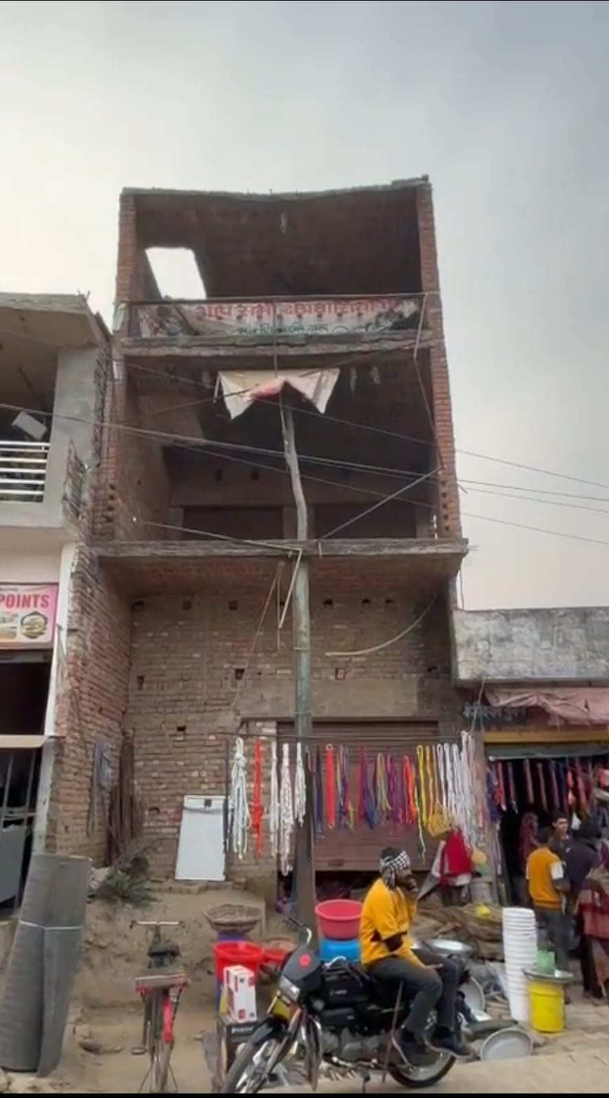 Risk to life from dilapidated three-storey structure; plea to SDM for action.