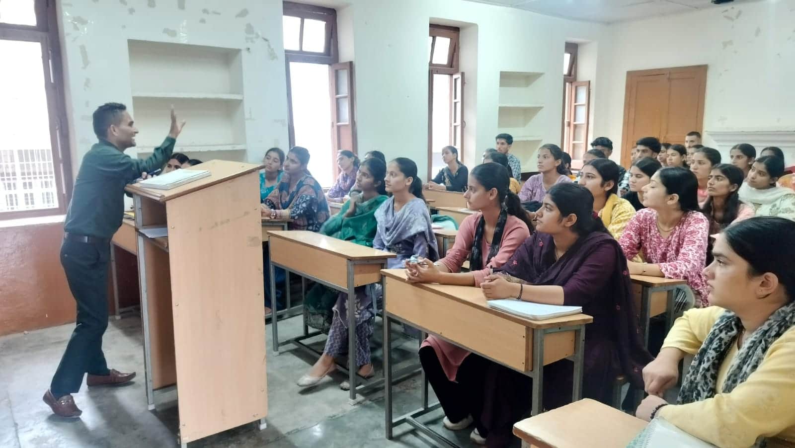 ददाहू कॉलेज में आपदा रक्षक एप की जानकारी देते कार्यवाहक प्राचार्य । संवाद