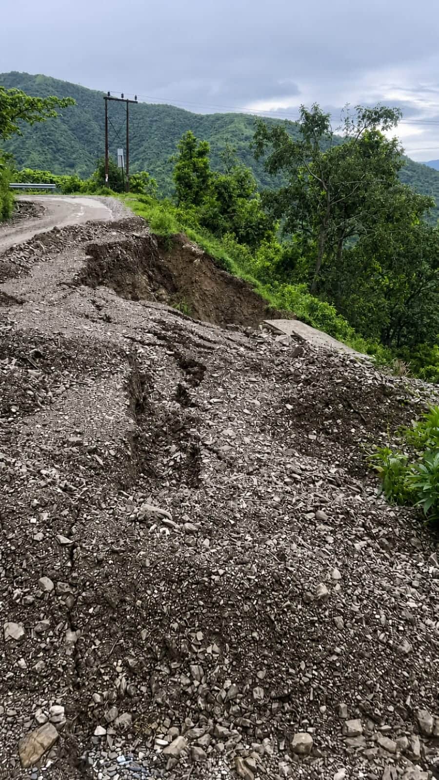 Embankments give way; atmosphere of fear among villagers.