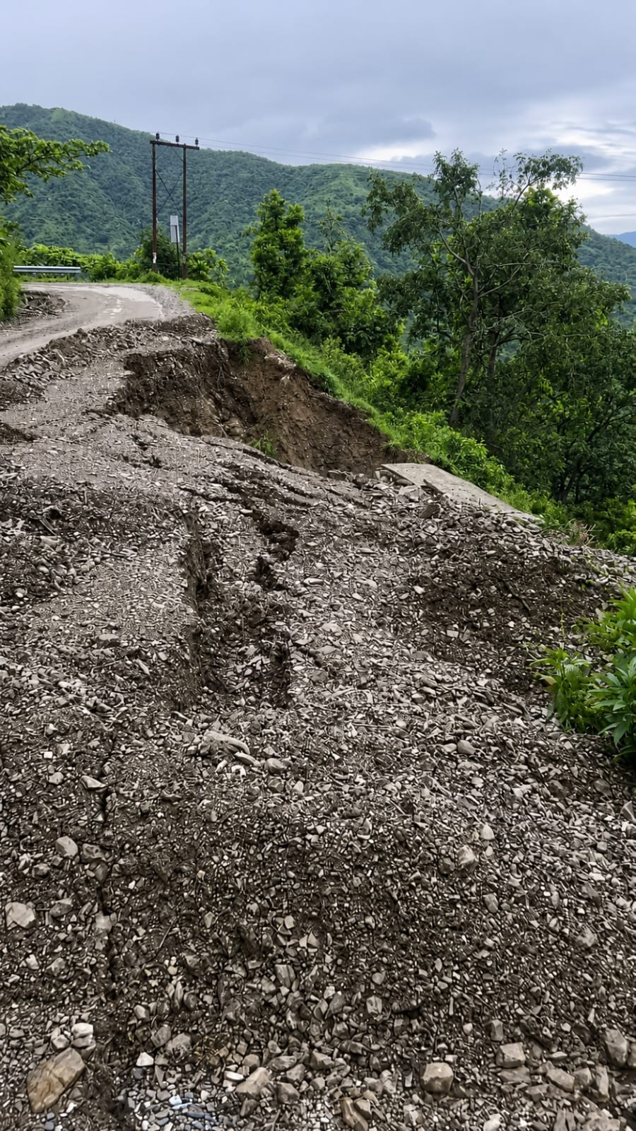 धारकोट मार्ग पर धंस रही सड़क: जागरुक पाठक