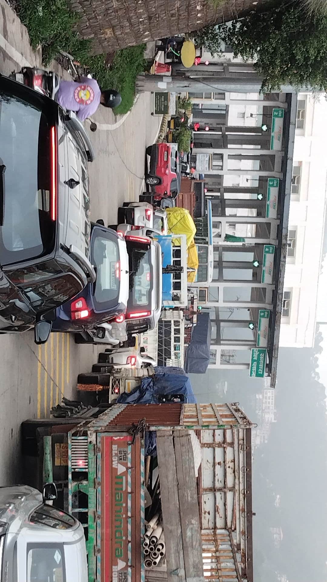 धर्मपुर के सनवारा टोल प्लाजा पर लगी वाहनों की लंबी कतारें। संवाद