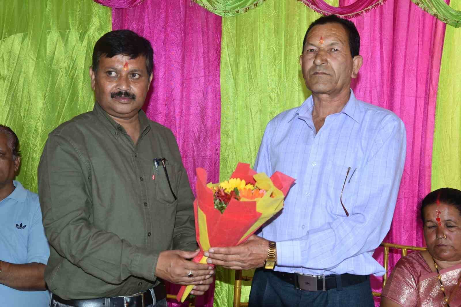 उप वन क्षेत्राधिकारी जीवन राम आर्या का स्वागत करते स्टाफ।