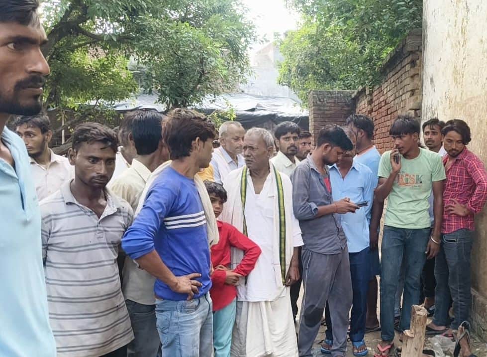 उसावां में सहकारी समिति पर बेहोश पड़े युवक को देखती भीड़। संवाद
