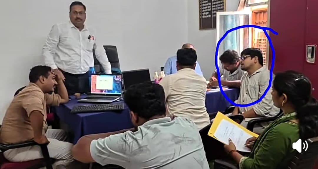 Junior assistant nabbed while accepting a bribe in exchange for facilitating a subsidy.