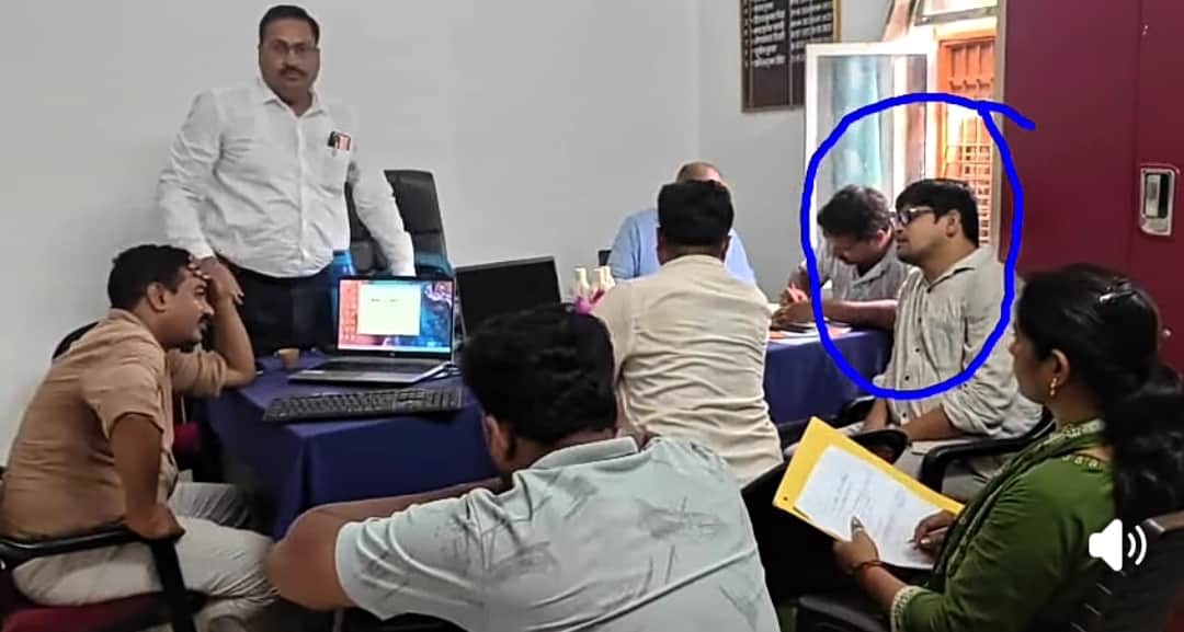 उद्योग विभाग कार्यालय में पहुंची एंटी करप्शन की टीम। स्रोत -सोशल मीडिया