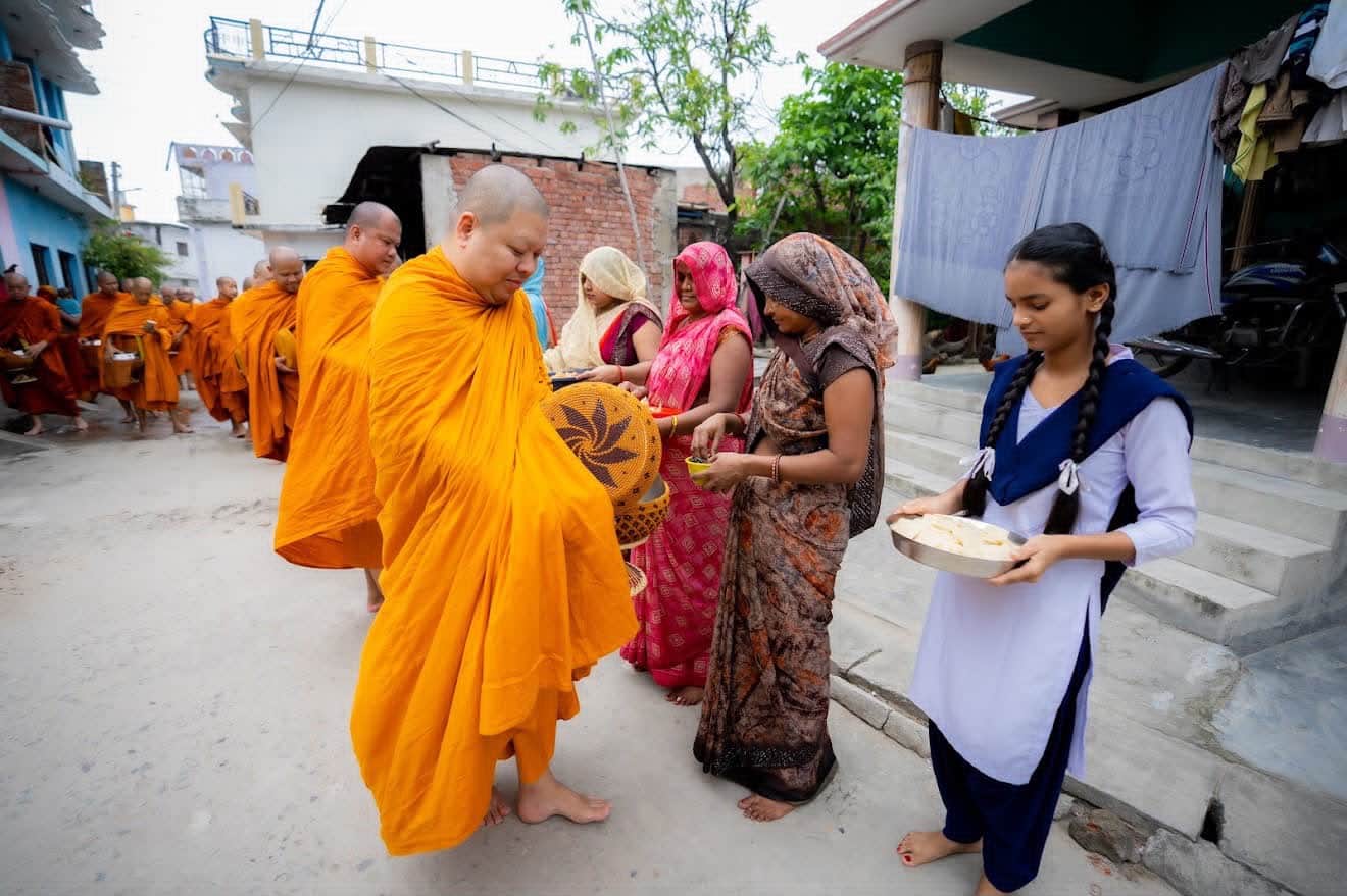 वर्षावसौके दौरान अनिरूद्ववा गांव में भिक्षाटन करते बौद्ध भिक्षु। सोशल मीडिया