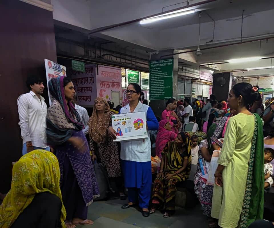 विश्व स्तनपान को लेकर जागरूक करते कर्मचारी। स्रोेत : विभाग