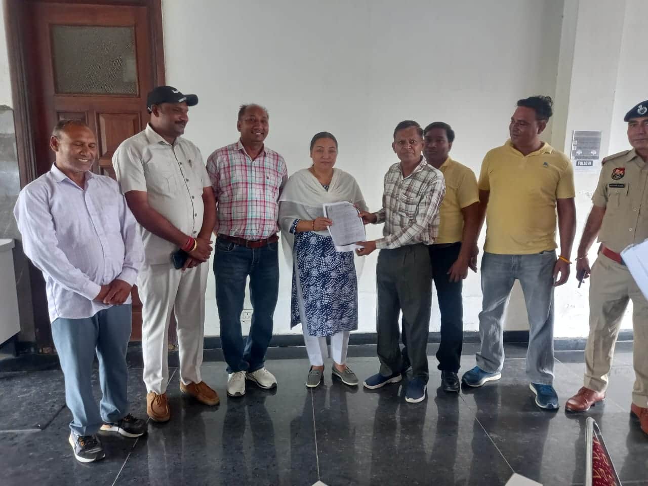 विधायक रेनू बाला को ज्ञापन सौंपते रटौली गांव का प्रतिनिधिमंडल। ग्रामीण