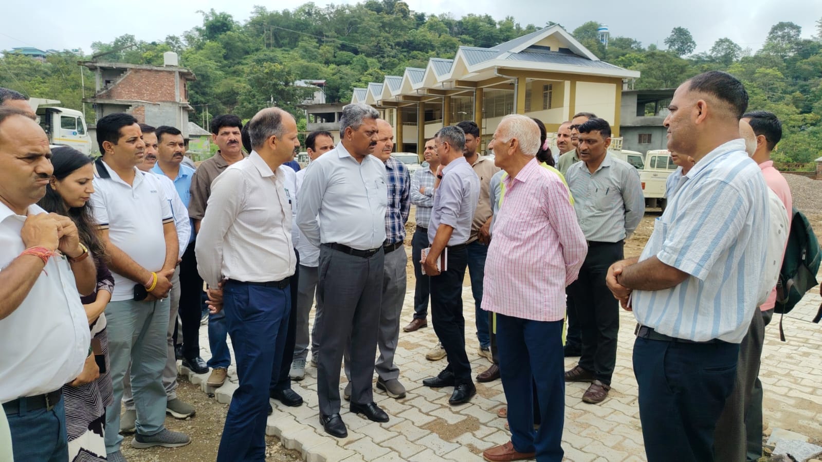 विधायक सुरेश कुमार सम्मू ताल का निरीक्षण करते हुए। स्रोत : जनसंपर्क विभाग