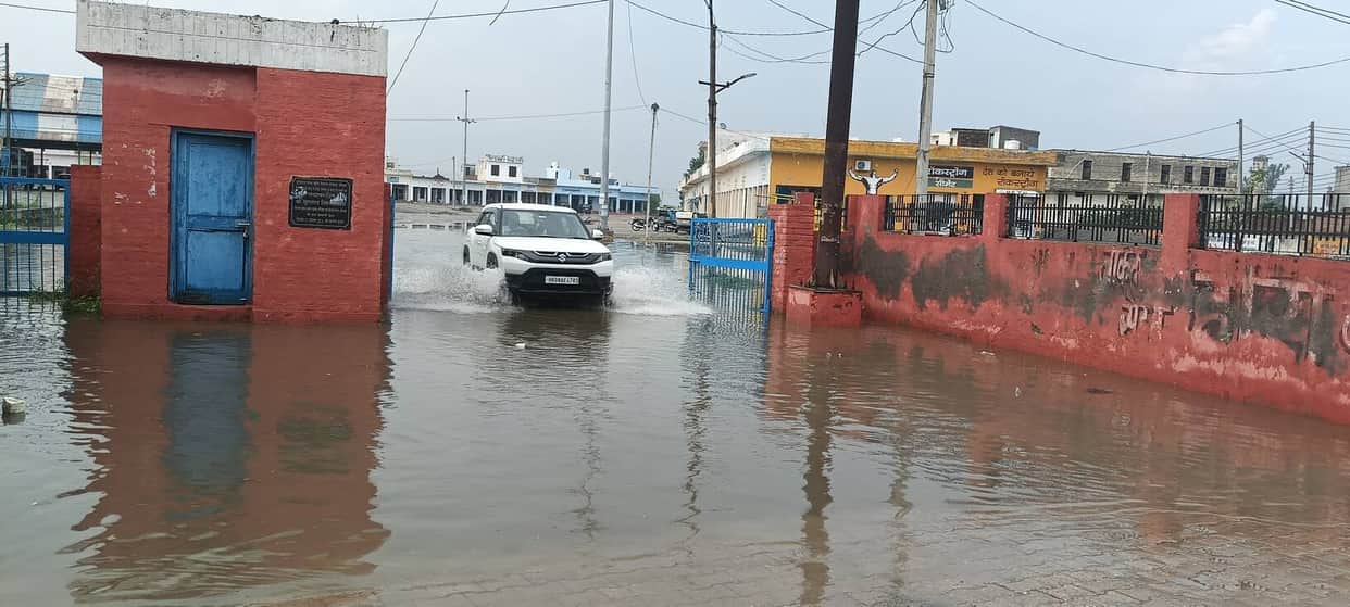 Vistar Anaj Mandi inundated by rainwater.