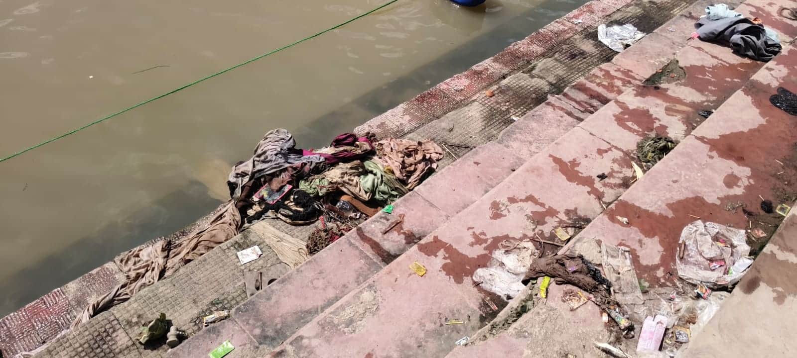 02 सीकेटीपी-12-रामघाट की सीढि़यों में फैली गंदगी। संवाद