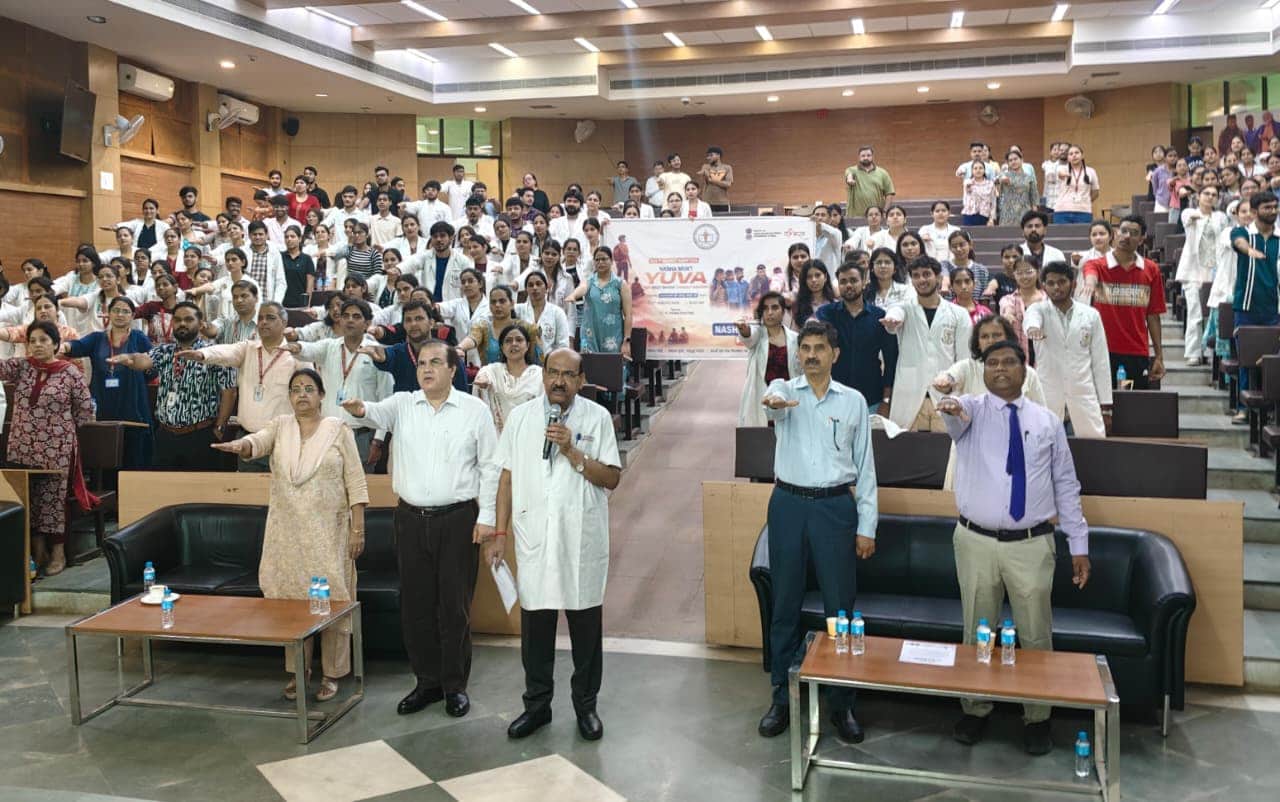 02 स्वास्थ्य विज्ञान विवि में नशा मुक्ति को लेकर प्रतिज्ञा लेते कुलपति डॉ. एचके अग्रवाल व अन्