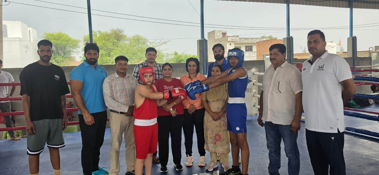 13 रोहतक के सुनारिया स्थित आर्य बॉक्सिंग अकादमी में महिला बॉक्सिंग शुरू करवाते खेल इंचार्ज। 