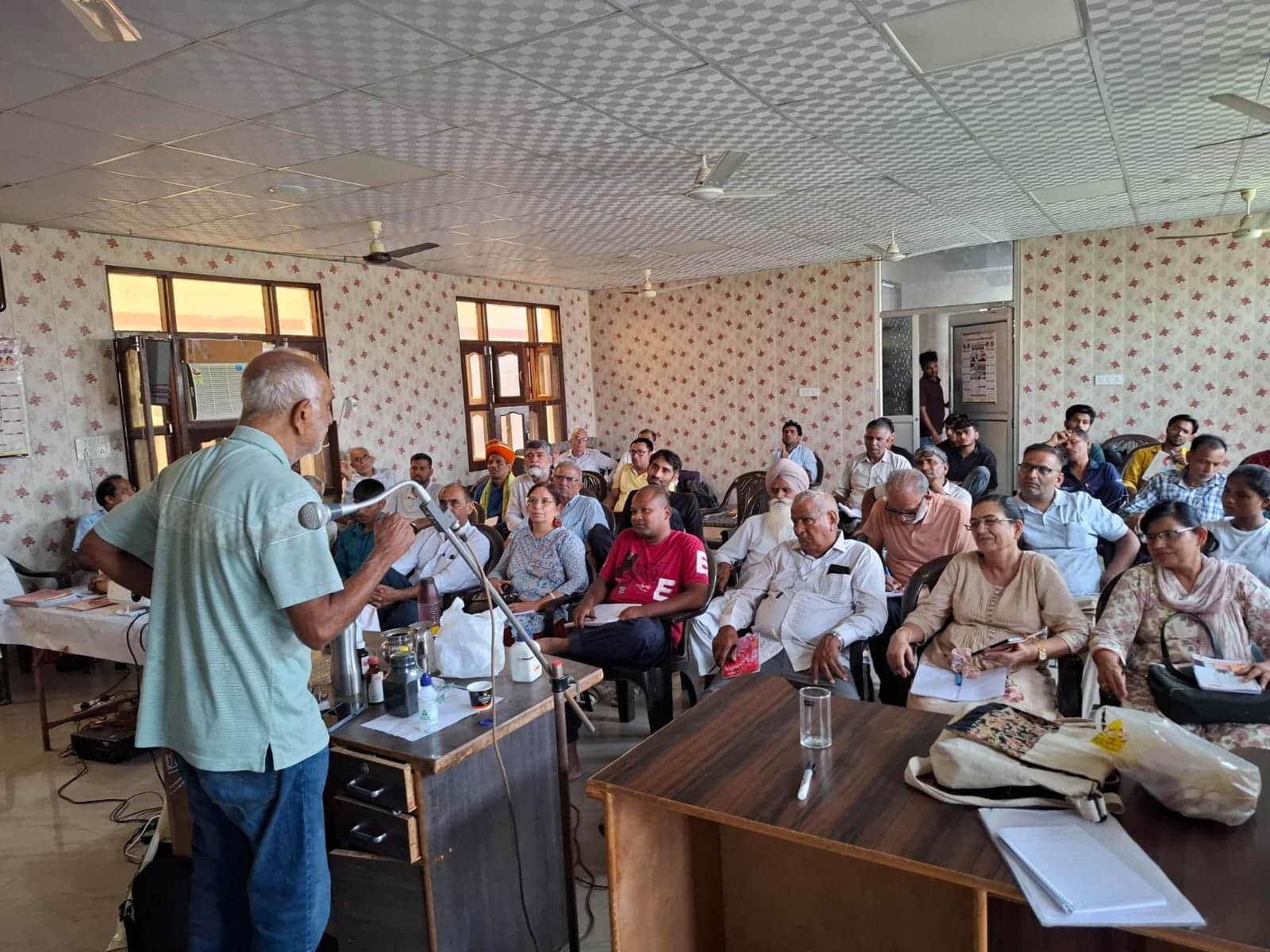 15 रोहतक के सुखपुरा चौक स्थित कर्मचारी भवन में चमत्कारों के पर्दाफाश पर कार्यशाला में मौजूद मु