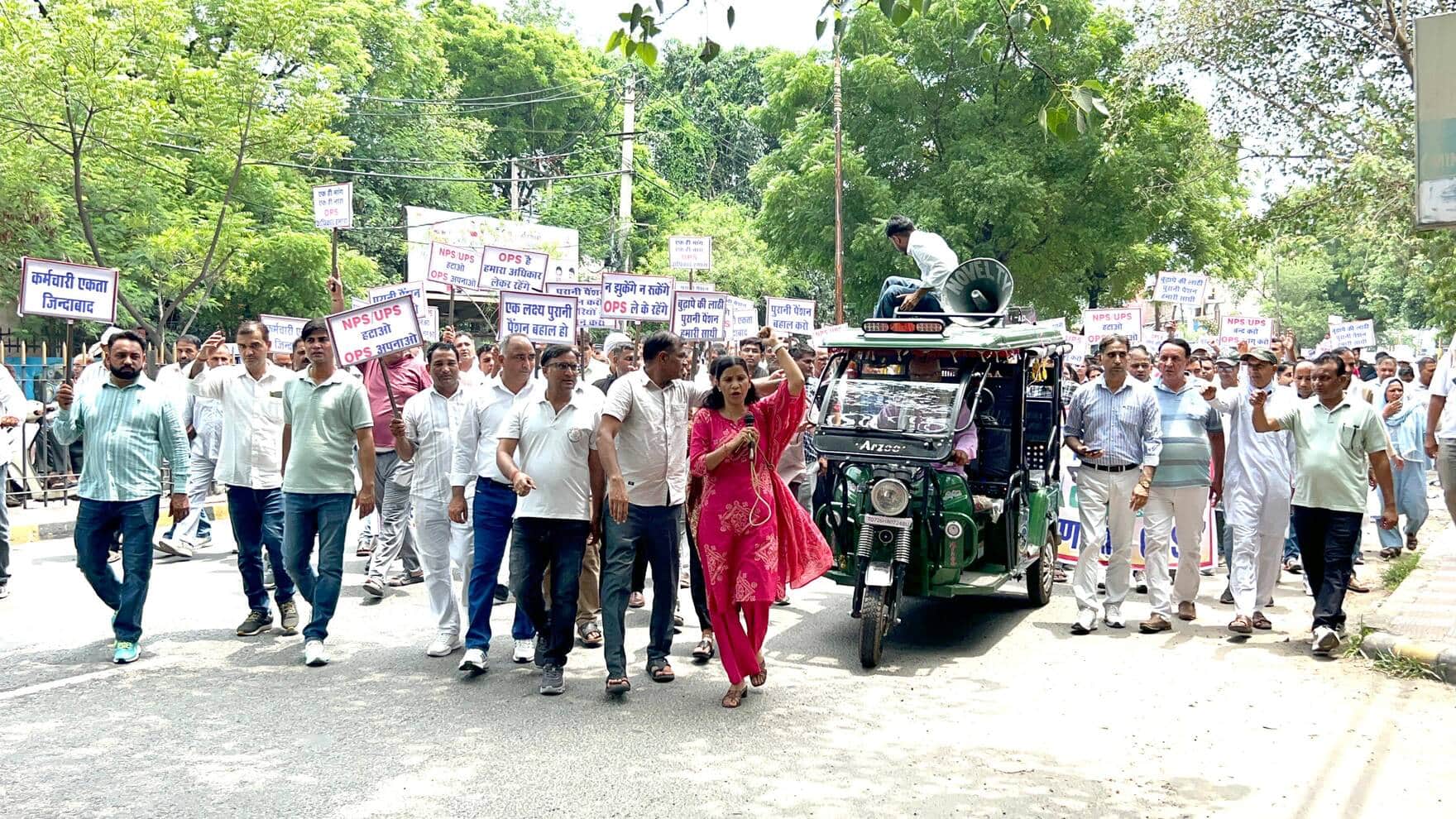 23 रोहतक के दिल्ली रोड पर ओपीएस बहाली की मांग को लेकर संकल्प मार्च प्रदर्शन में हिस्सा लेते कर्