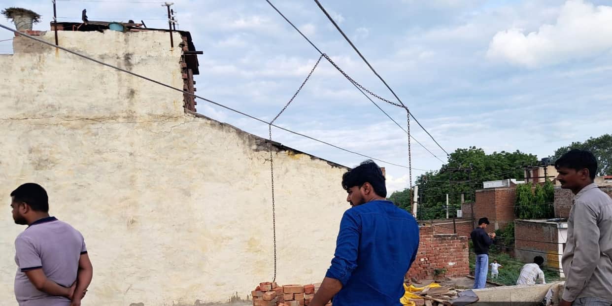 High-voltage line collides with tin shed in Etmadpur, power of Mohammadabad feeder goes out