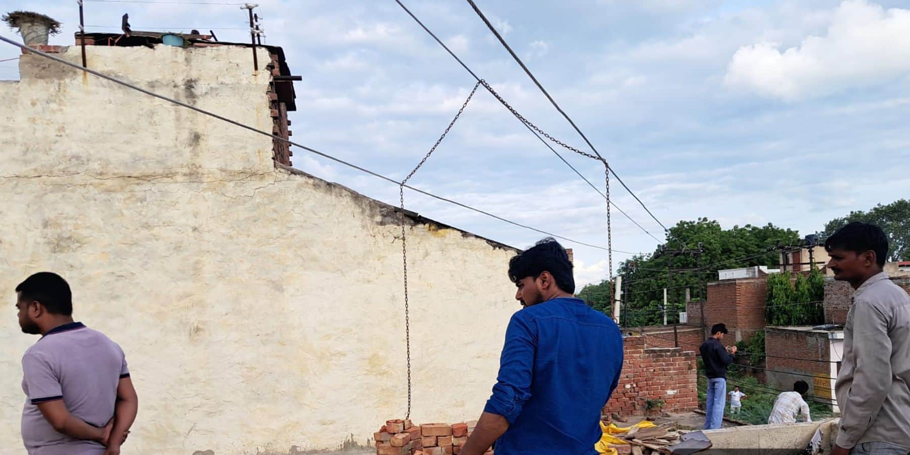 33केवी हाईटेंशन लाइन पर लोगों द्वारा डाली गई चेननिगम
