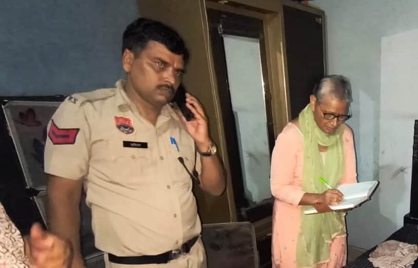 37-प्रधाना मोहल्ला में युवक की मौत के बाद जांच करती एफएसएल एक्सपर्ट डॉ. सरोज दहिया प पुलिसकर्मी