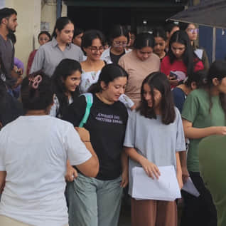 आईटीआई सोलन में आयोजित बीएससी नर्सिंग परीक्षा देने के बाद बाहर आती छात्राएं। संवाद