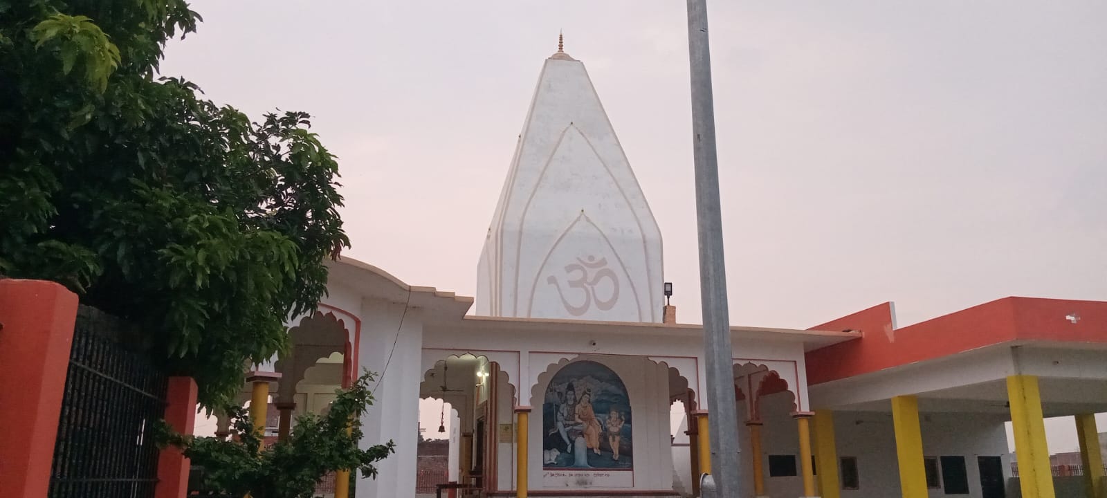 आस्था का केंद्र है दोहरीघाट मुक्तिधाम रोड स्थित प्राचीन शिव मंदिर।संवाद
