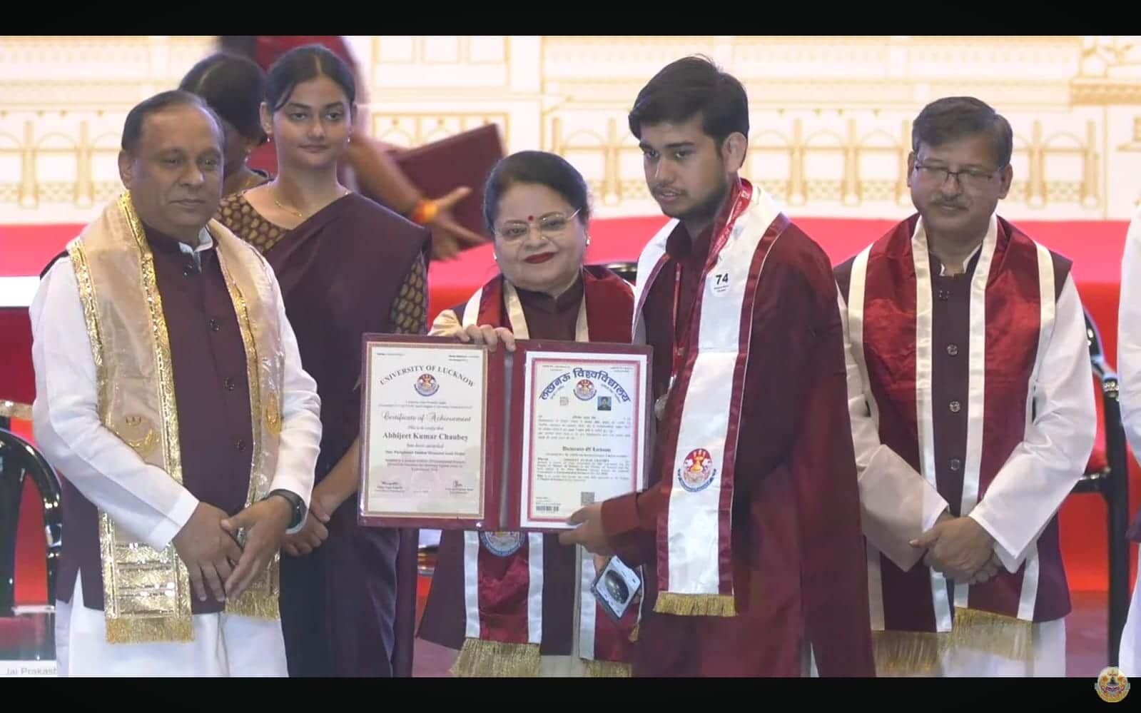 अभिजीत कुमार चौबे को गोल्ड मेडल के साथ मास्टर ऑफ साइंस की उपाधि देते कुलपति प्रोफेसर जय प्रकाश 