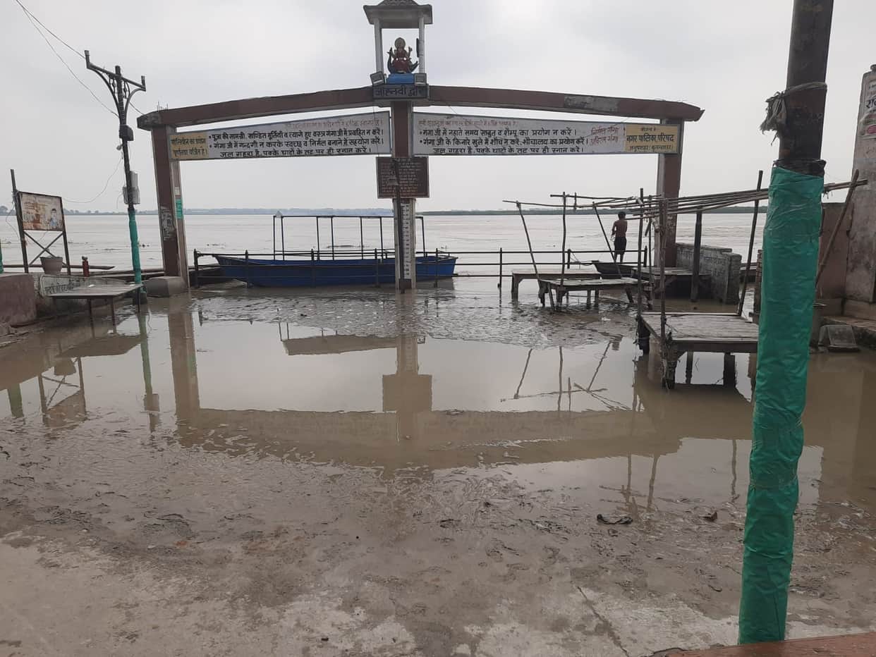 Slight drop in Ganga water level; road washed away at Ahar; water level stable at Narora.