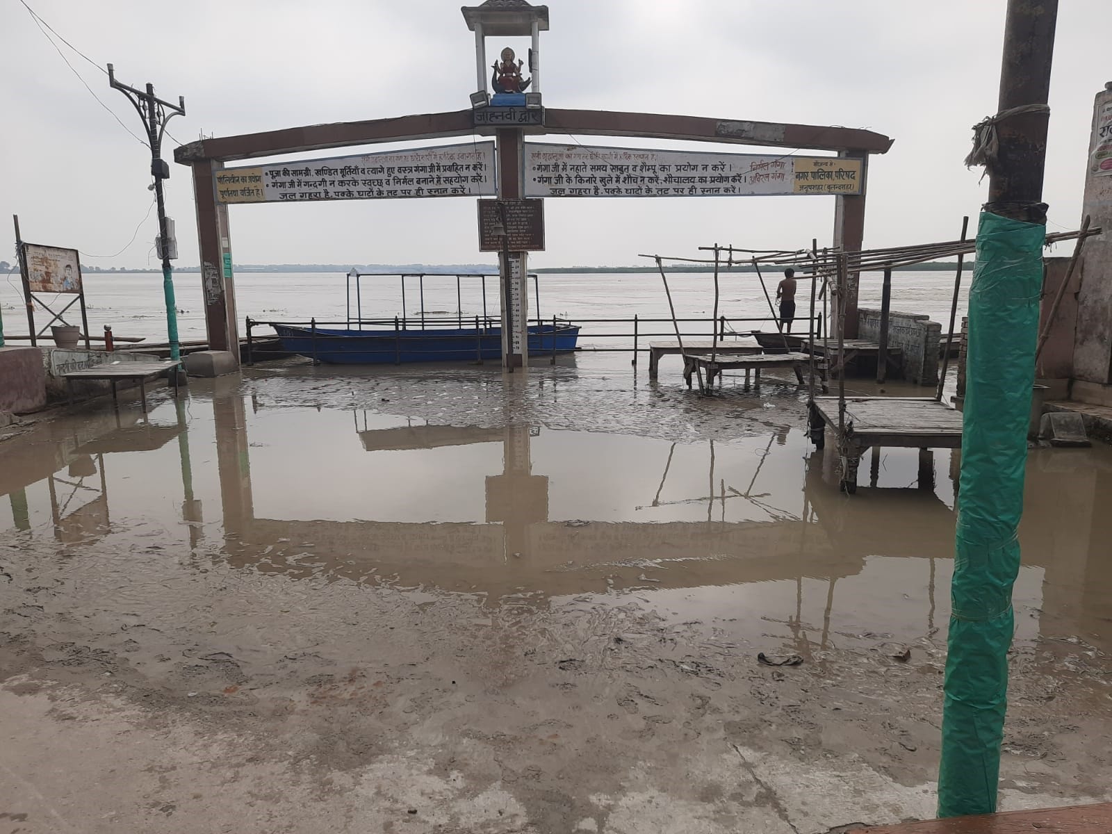 अनूपशहर में घाट से उतरा गंगा का जलस्तर। संवाद