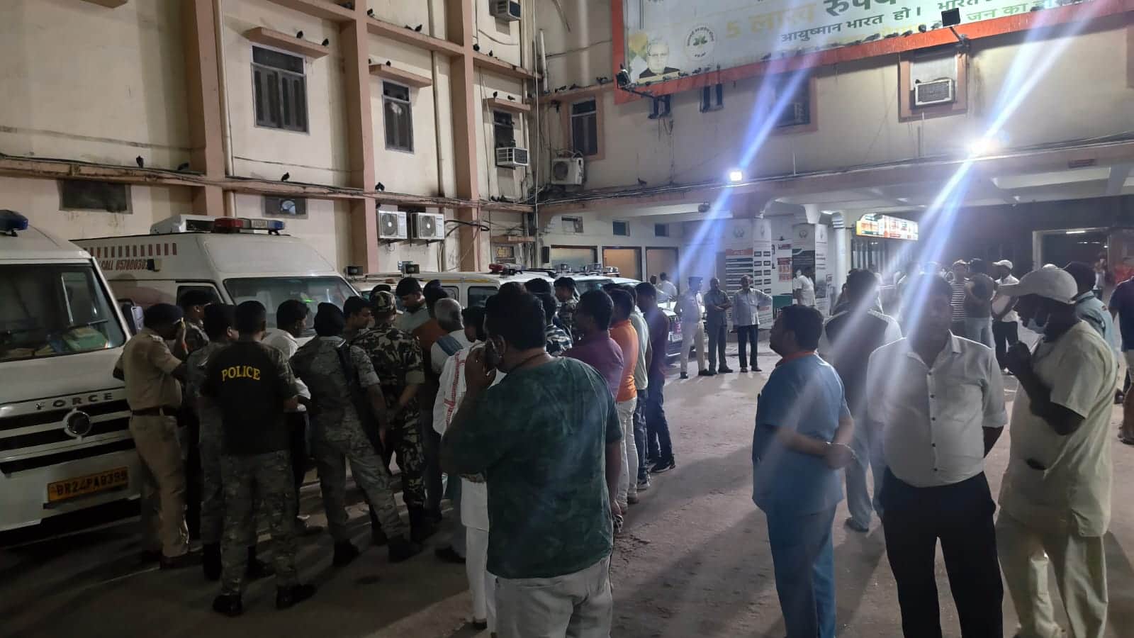 अस्पताल में मौजूद आला अधिकारी