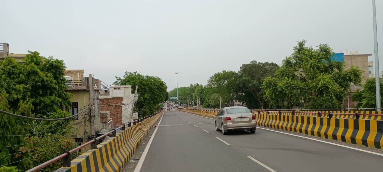 भाड़ावास ओवरब्रिज का दोपहर के समय का दृश्य। संवाद