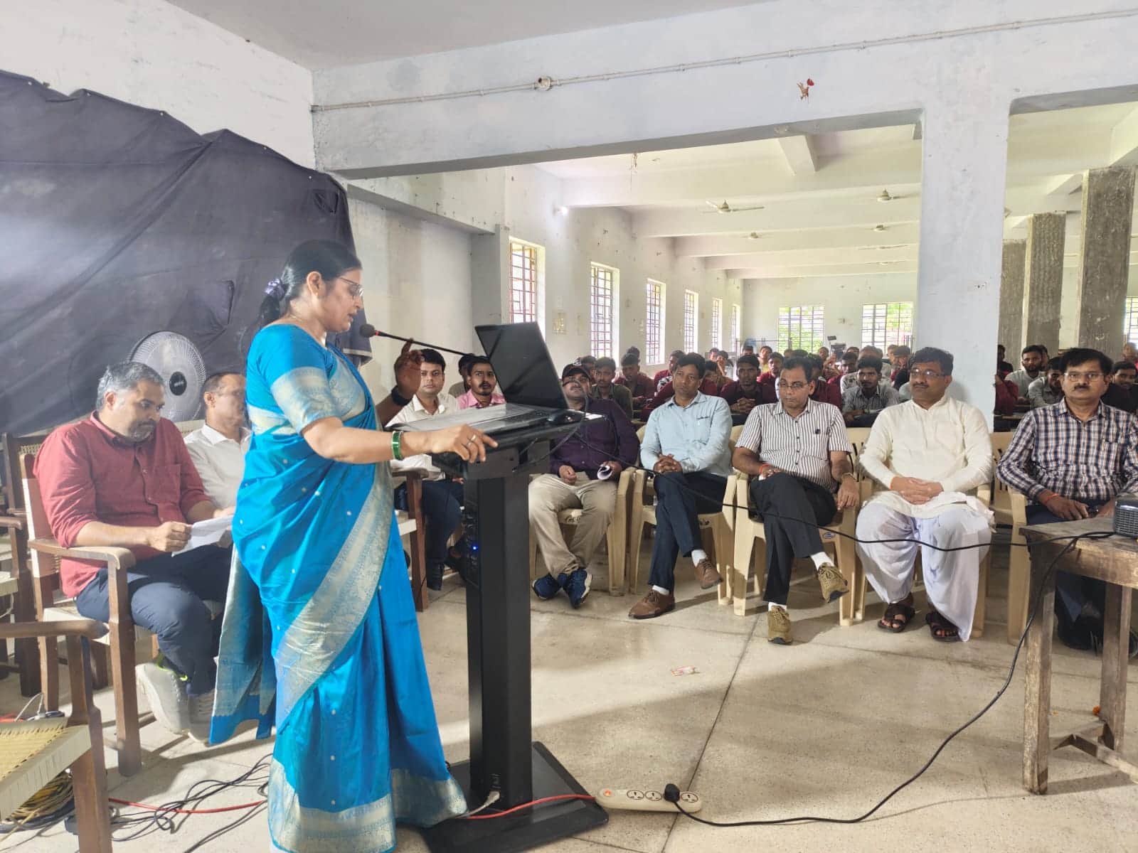 भवंस मेहता महविद्यालय में नवप्रवेशित विद्यार्थियों के लिए दीक्षारंभ कार्यक्रम में बोलती मुख्य अ