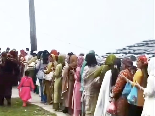 बिजली महादेव में रविवार को सावन महीने में बाबा के दर्शन के लिए उमडी श्रद्यालूओ की भीड़।-बिजली म