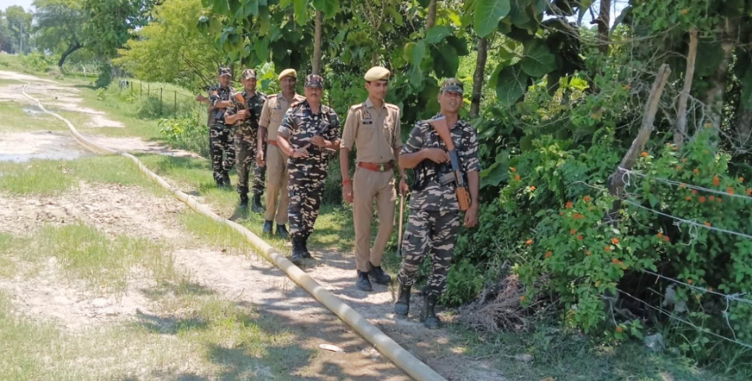 -बलरामपुर के नेपाल सीमा क्षेत्र में युवाओं से पूछताछ करते एसएसबी के जवान 