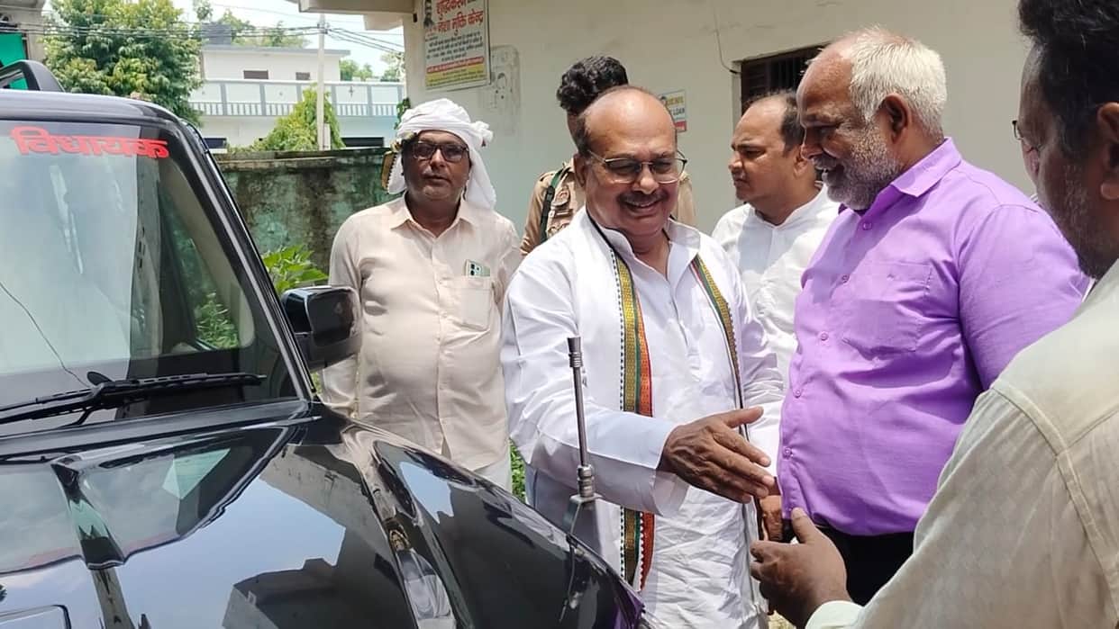 Subhaspa MLA Hansu Ram wore a white gamchha instead of a yellow one on his shoulder.