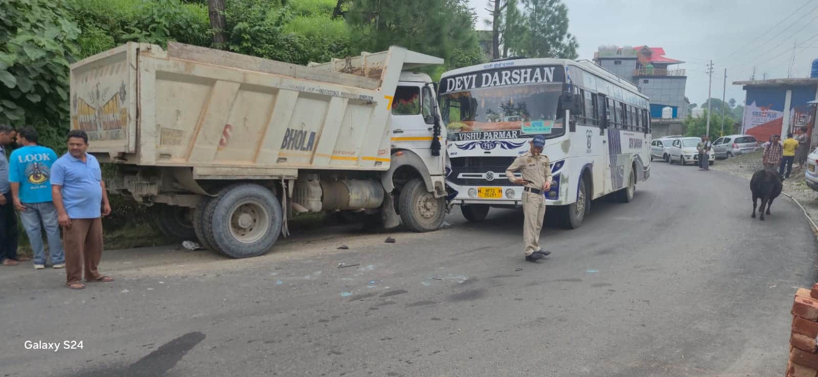 बनीखेत के मलूड़ा में टिप्पर और निजी बस की आमने सामने टक्कर