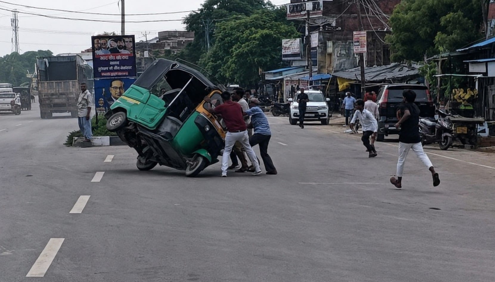 बरदह बाजार में हादसे के बाद टेंपो को सीधा करते लोग। संवाद
