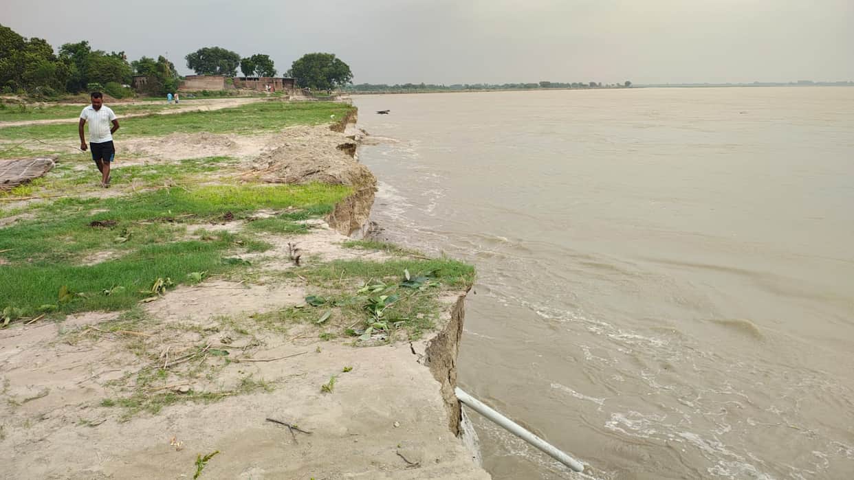 20 acres of fertile land submerged in the river, threatening many houses