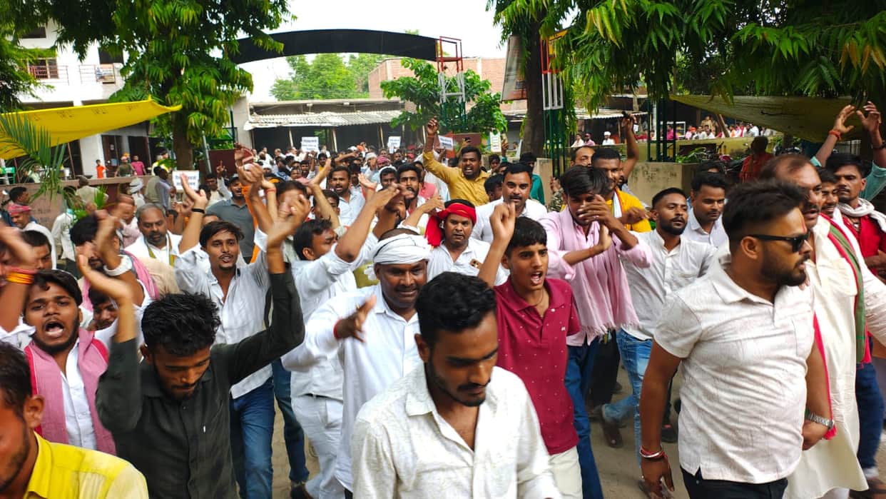 People of Diyranchal demonstrated at the tehsil to stop cutting and for rehabilitation.