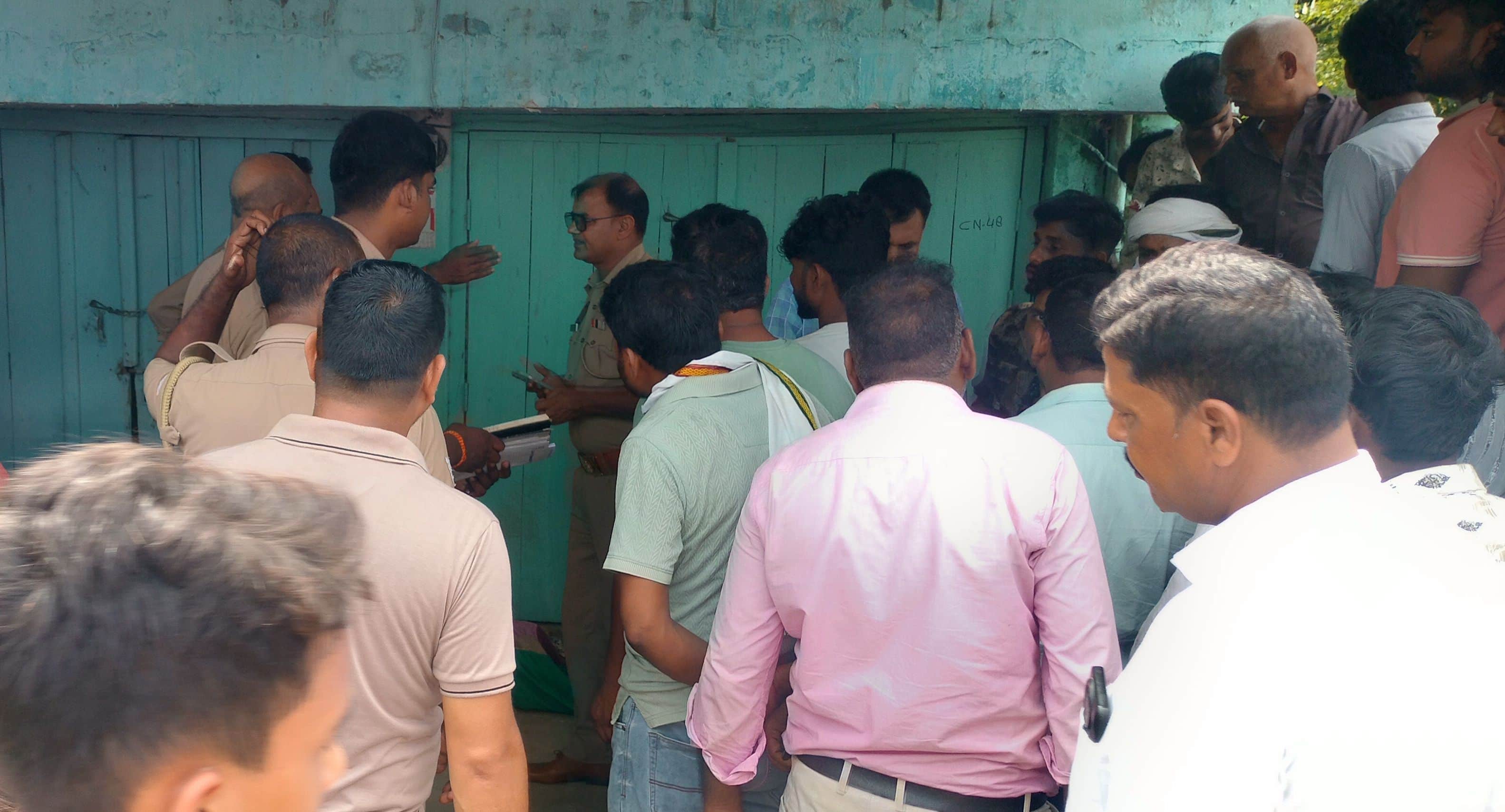 बांसी कस्बे से सटे सियरापार में लाश मिलने की सूचना पर मौके पर पहुंचकर जांच करते कोतवाल मृत्युंज