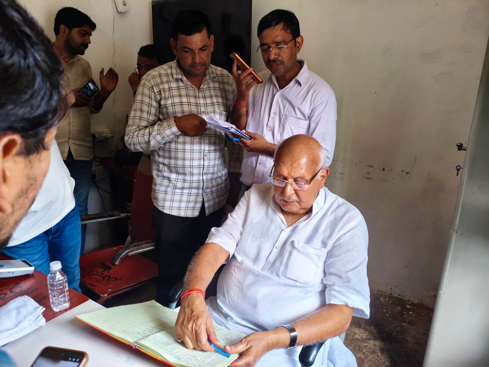 बासुपुर के उर्वरक समिति का निरीक्षण के दौरान रजिस्टर की जांच करते प्रदेश के कृषि मंत्री सूर्य प
