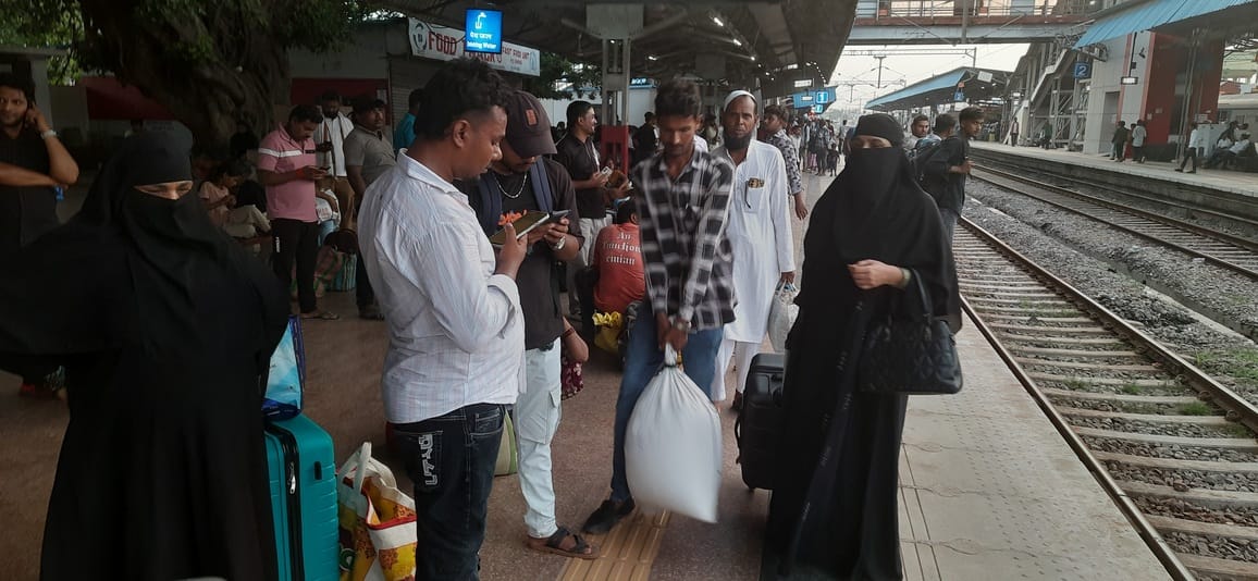 बस्ती रेलवे स्टेशन पर ट्रेन का इंतजार करते यात्री।संवाद
