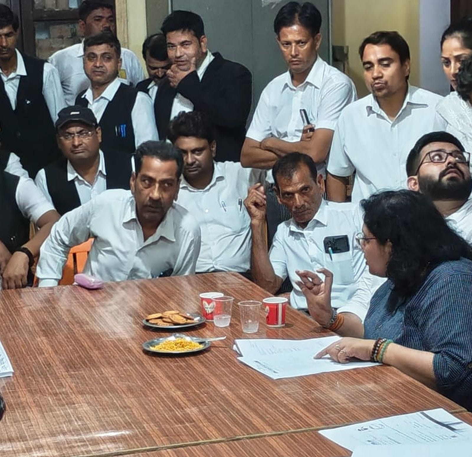 बदायूं पहुंची आईआरपी बीनू डॉल अधिवक्ता से साक्षा करती जानकारी। संवाद