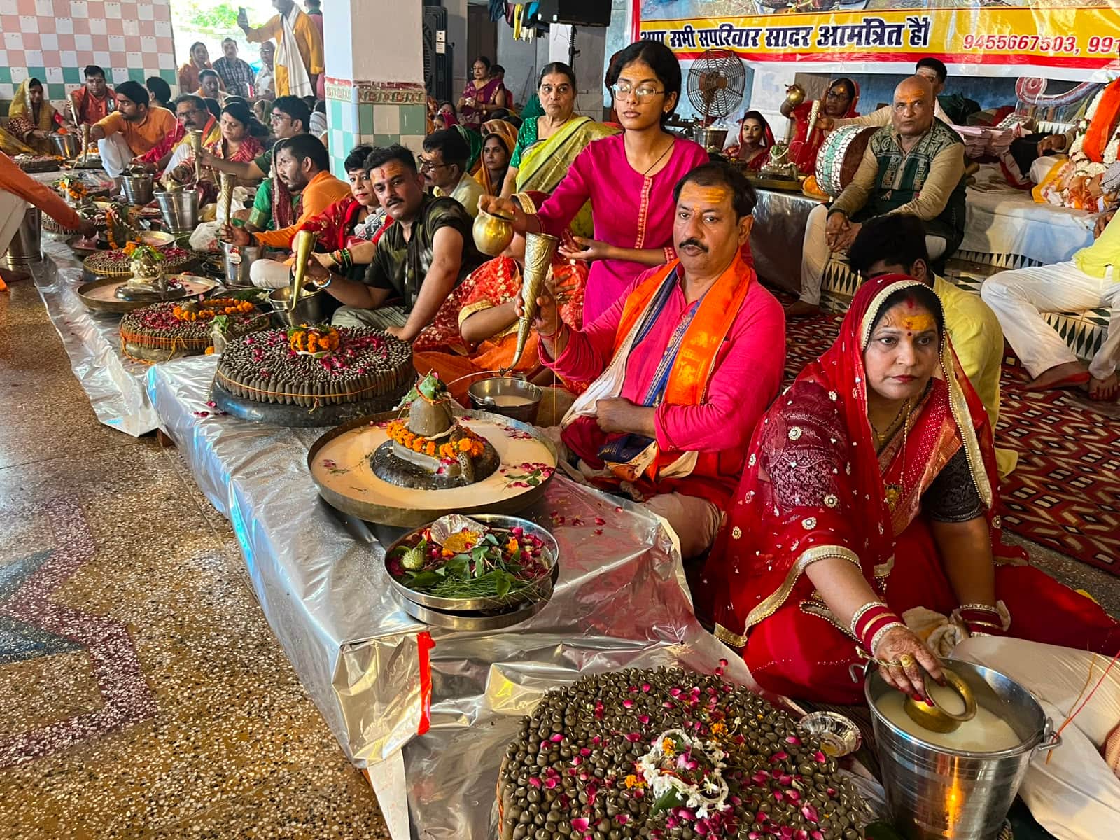 बड़े हनुमान मंदिर के परिसर में आयोजित सामूहिक रूद्राभिषेक अनुष्ठान में शामिल लोग। संवाद