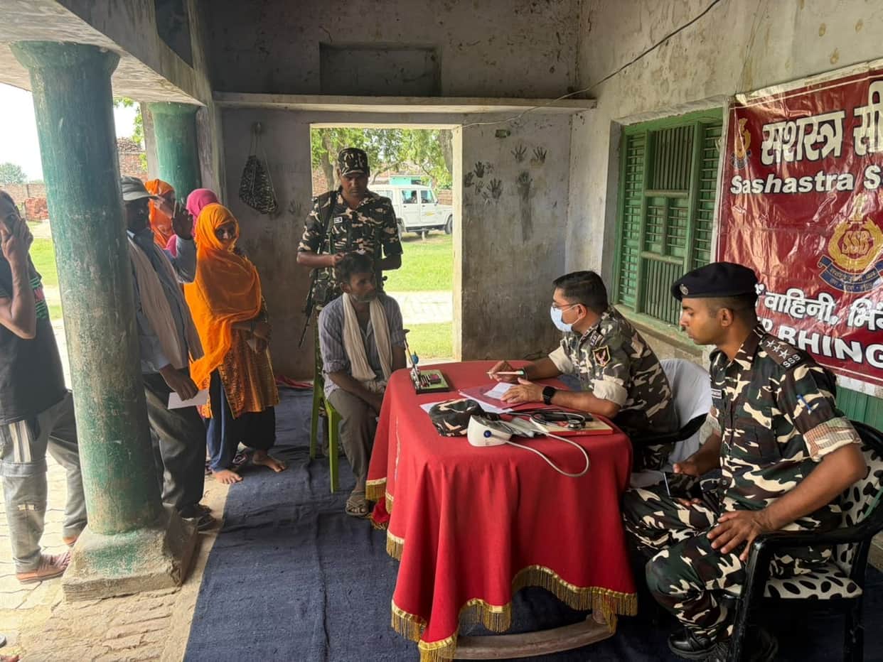 Medicines were distributed after examining the patients' health.