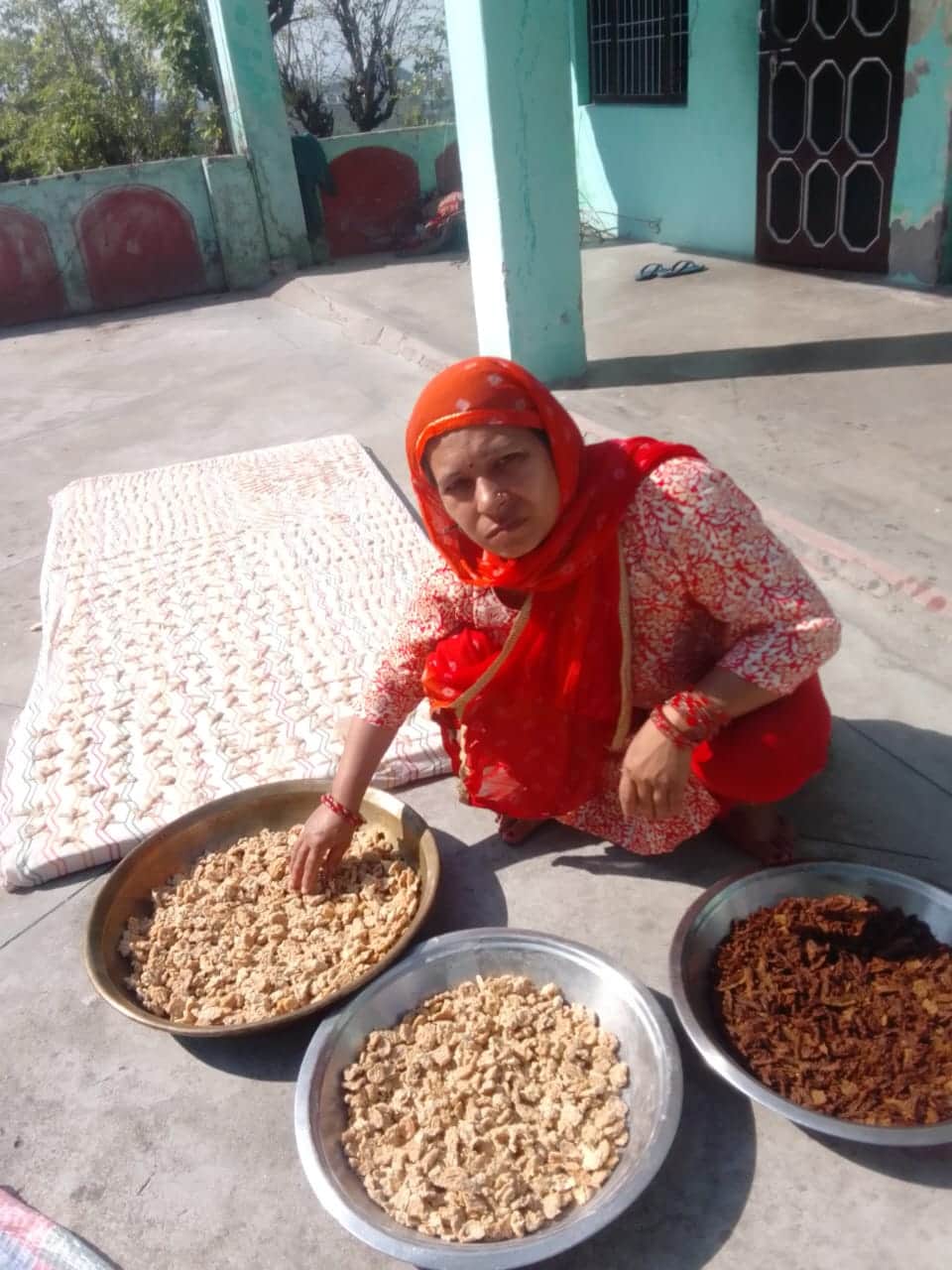 चौरी की रीतिका घर पर बढ़ियां बनाते हुए। संवाद
