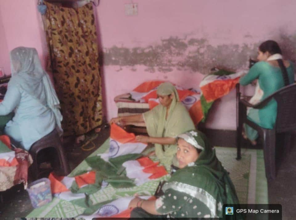 छाता के गांव गुहेरी में झंडा बनाती स्वयं सहायता समूह की महिलाएं। 