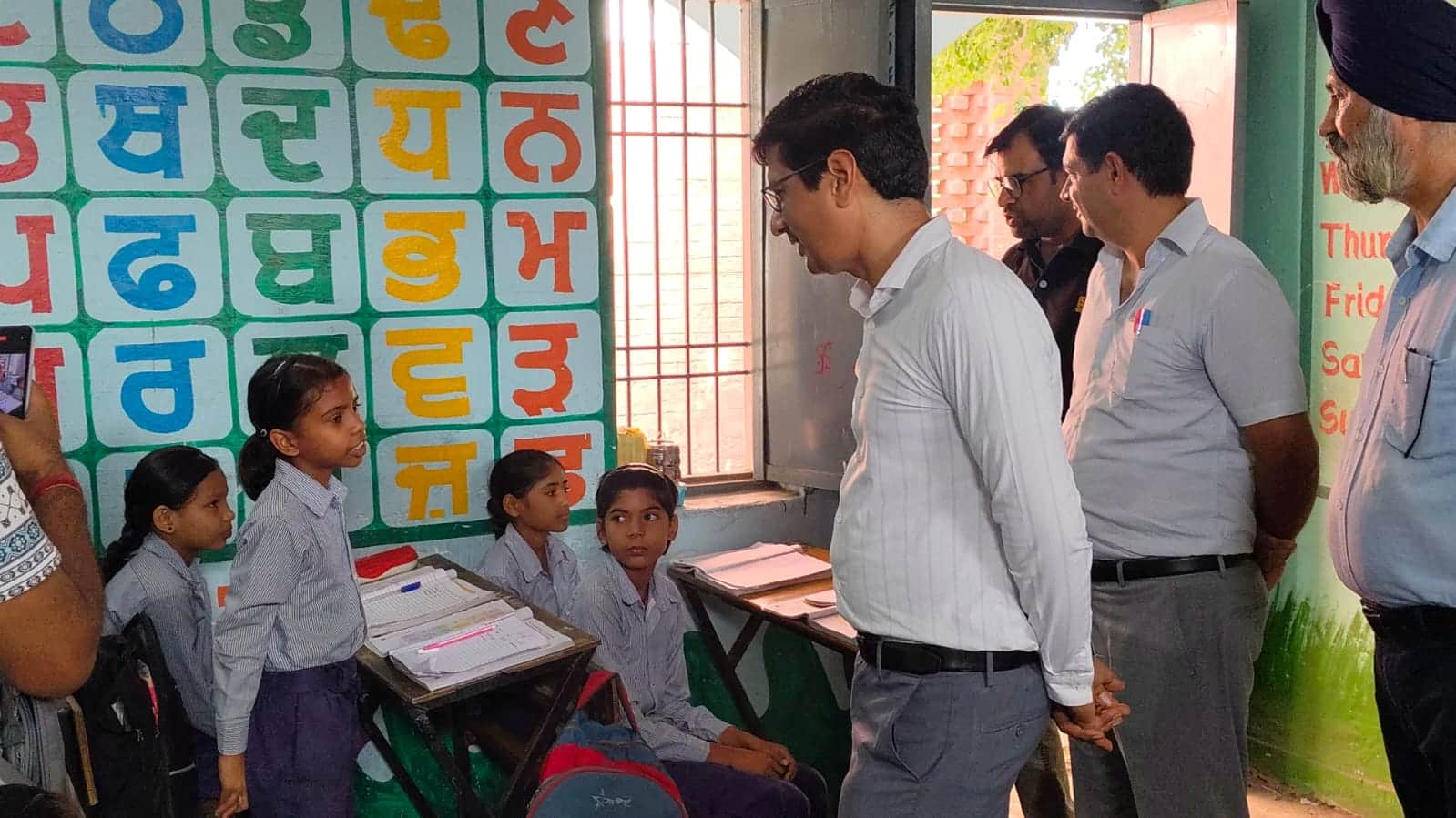छात्रा से बात करते एसडीएम राजेश सोनी। संवाद